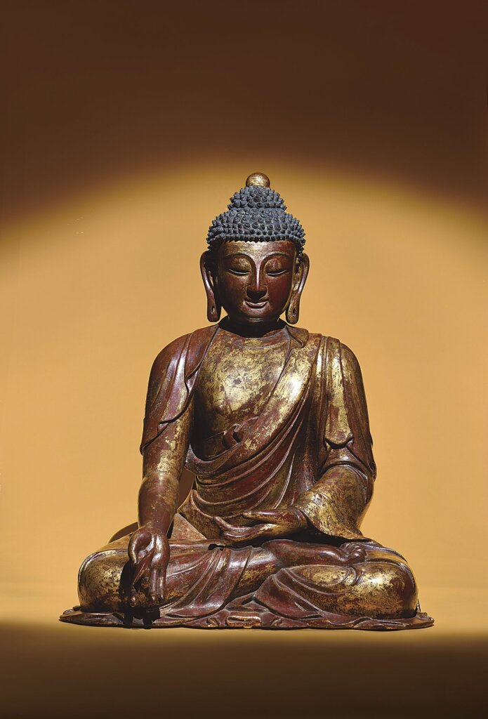 編號7570明代15世紀永樂時期〈官造木胎金髹藥師如來佛坐像〉,高93公分,估價人民幣350萬~500萬元。