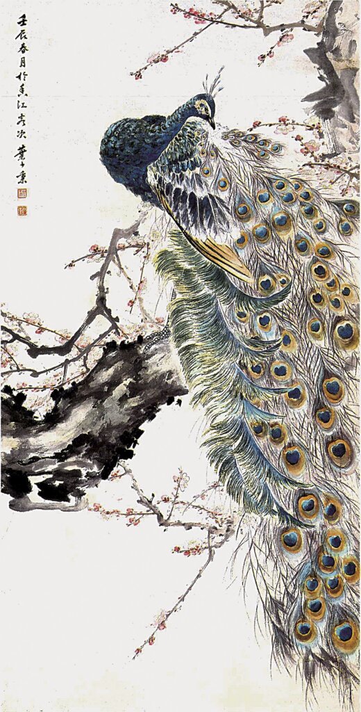 葉少秉1952年〈孔雀紅梅〉，水墨設色紙本，130×66公分，嶺南畫派紀念館藏。載《高奇峰．天風七子書畫集》，頁83。