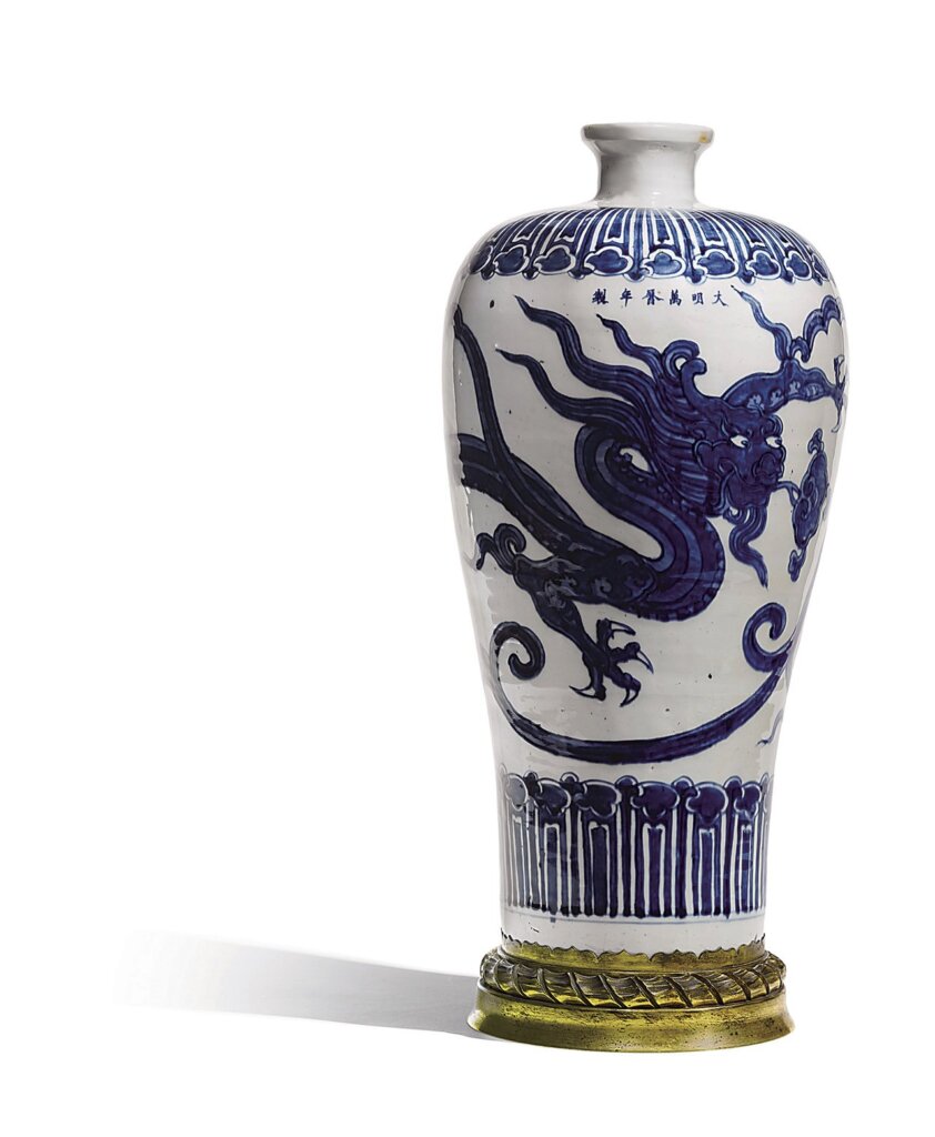 蘇富比編號118明萬曆〈青花銜芝游龍紋梅瓶（鑲銅鎏金座）〉，高56公分，預估價25萬～30萬英鎊。