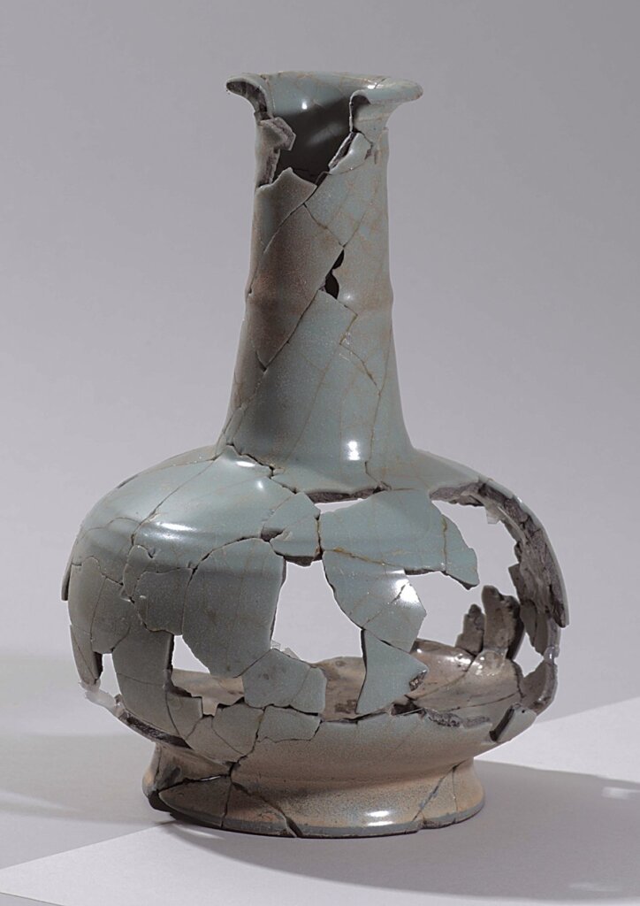 〈弦紋瓶〉，杭州老虎洞窯址（H20：24），高25.8公分，口徑7公分，腹徑18.5公分，底徑12.2公分，杭州博物館藏。