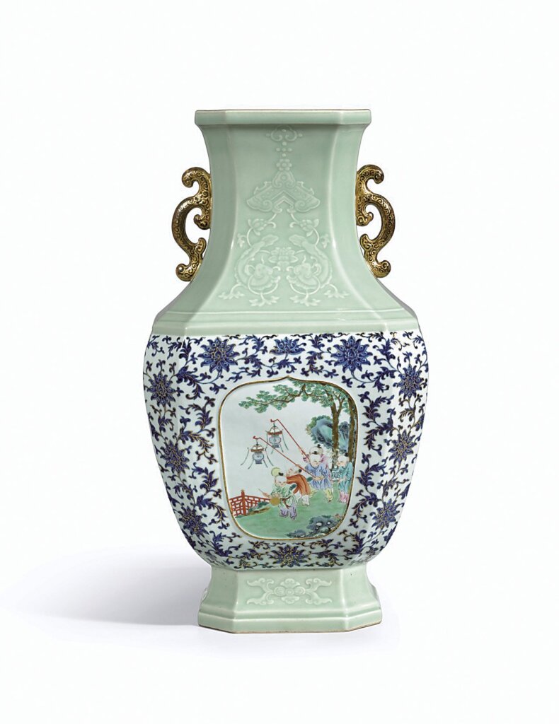 香港蘇富比「中國藝術珍品」:清乾隆〈粉青釉浮雕吉慶有餘青花描金粉彩嬰戲圖八方瓶〉,預估價5000萬~7000萬港元,成交價6348萬港元。