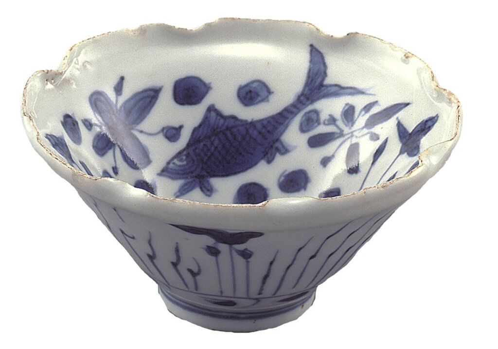 中國明代〈青花魚藻紋輪花盃〉，高4公分，日本大和文華館藏。