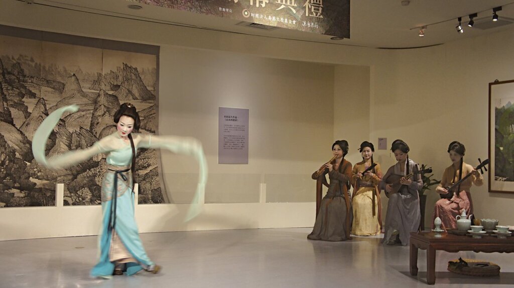 1973年作〈長江萬里圖〉，緜長宏偉而壯觀的畫卷，追溯了長江在四川省境內綿延一千哩的江面，長達13公尺。