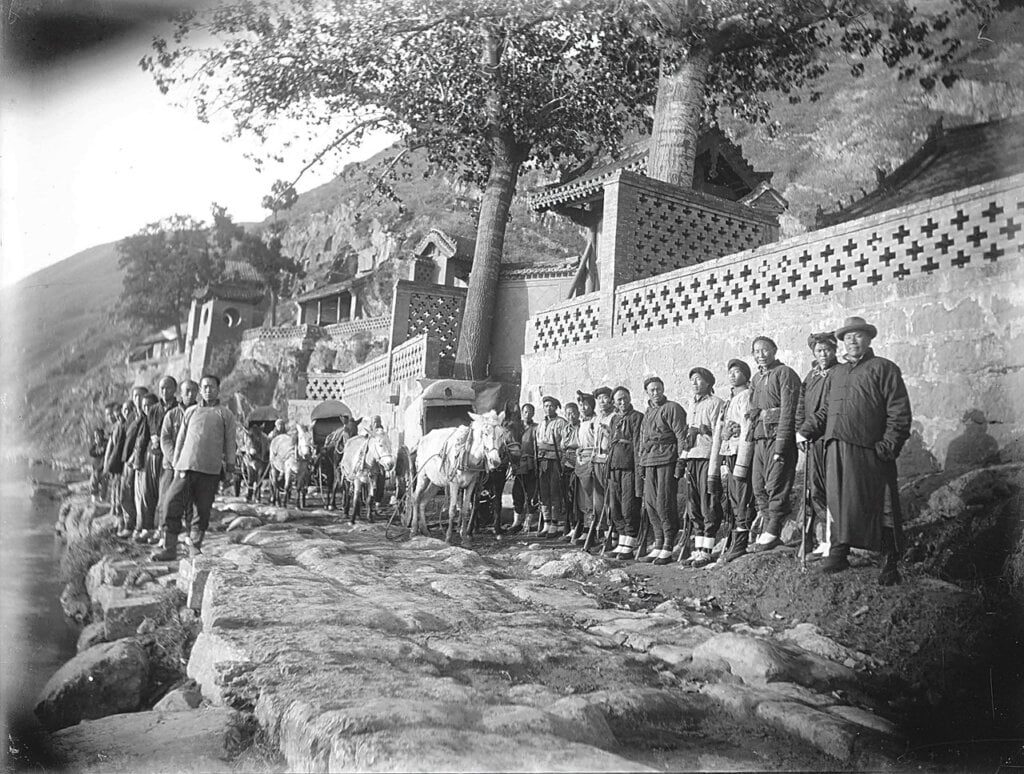 1910年美國人佛利爾遊歷中國所拍攝的龍門石窟照片。
