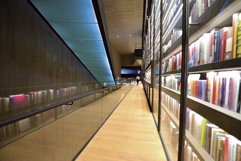左、右 書牆一景。
