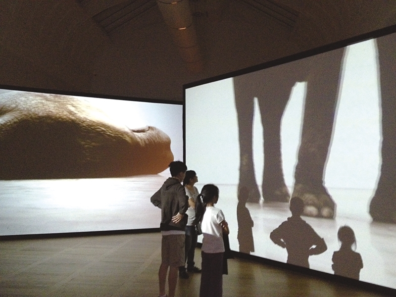 Simon經常帶家人出國旅遊、逛博物館、看展覽，此為倫敦泰德的展覽。