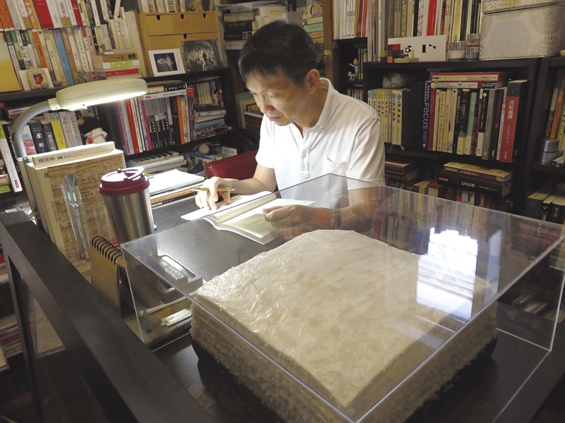Simon的書房井然有序的陳列一本本與藝術相關的書籍。Simon每天固定閱讀的習慣，有更多的時間思索自己與藝術的關係，書桌旁的作品正是中國藝術家于吉的臘礎。