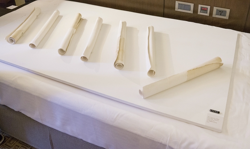 吳偉丞有如真實紙卷般的細膩陶瓷作品於陶華灼藝廊展位一景。（攝影／吳樹安）