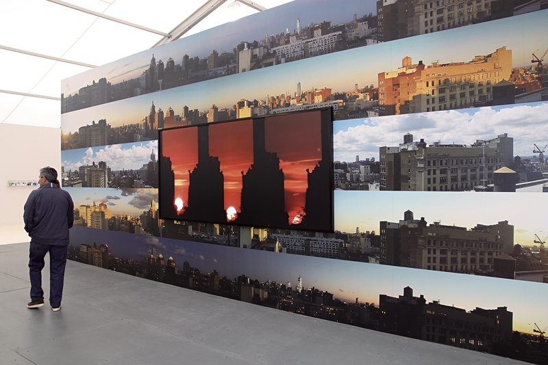 T.J. Wicox 於Gladstone Gallery展出的《In the Air》利用壁紙拼貼營造出不同的沉浸式體驗。