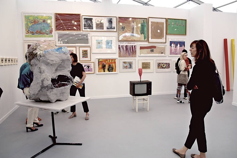 衛斯特（Franz West）於David Zwirner展位的雕塑與紙上作品。（價格約6萬美元至220萬美元）。