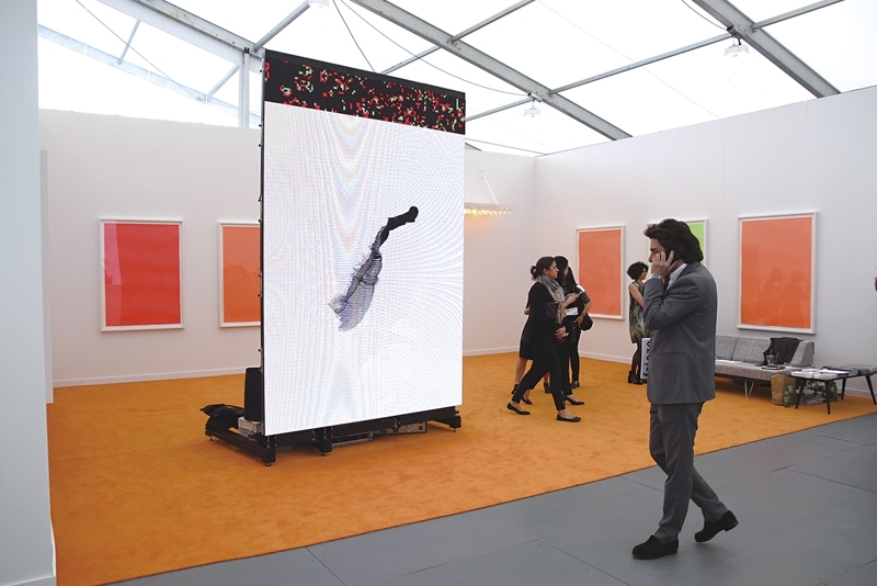 Pilar Corrias展位上展出法國藝術家帕雷諾（Philippe Parreno）的作品。售價1萬5千歐元的螢光輸出預展下午已售出多件，而 2014 創作的多媒體裝置《With a Rhythmic Instinction to be Able to Travel Beyond Existing Forces of Life（Red+Green）》則要價30萬歐元。