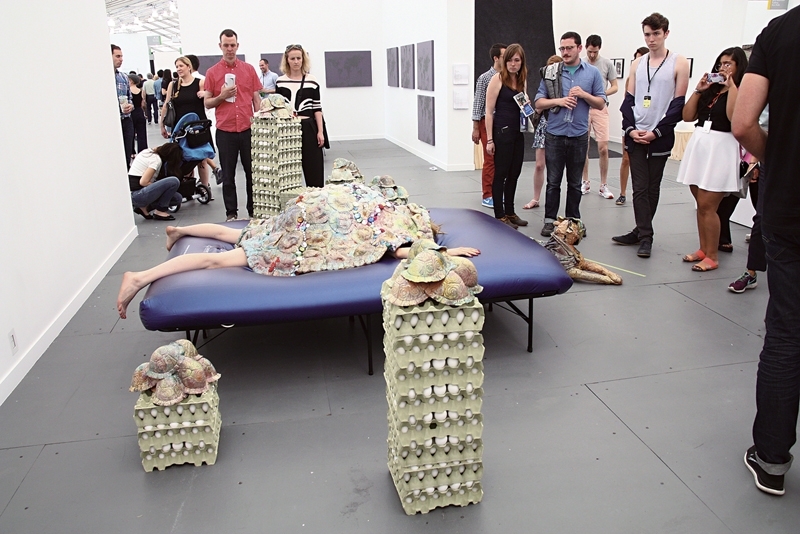 藝術家雷薩露（Kris Lemsalu）於「Frame展區」做的計畫是將自己躲在一個巨大的陶瓷龜殼下，展覽期間吸引不少好奇人士駐足。