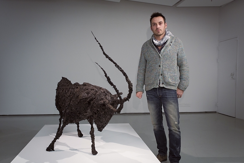 李奧來（Lionel Sabatté）《茶樹葉作山羊雕》。