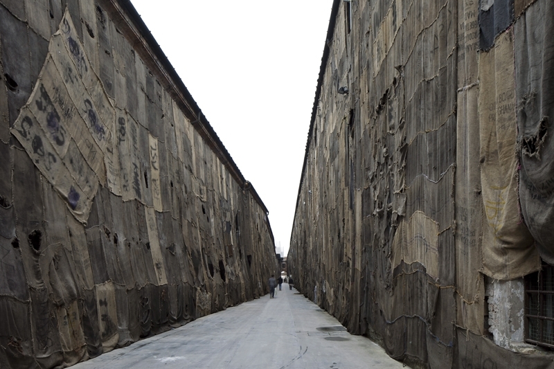 馬哈馬Ibrahim Mahama∣界外 Out of Bounds Photo by Alessandra Chemollo. Courtesy by la Biennale di Venezia