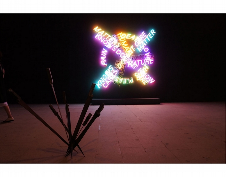 阿布迪山梅德（Adel Abdessemed）的《睡蓮》（Nympheas）展出現場（後為諾曼(Bruce Nauman)的霓虹燈管作品）。（攝影／林怡秀）