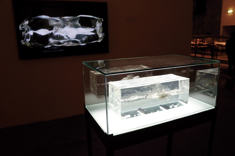 螺旋槳團體（The Propeller Group）作品《The AK-47 vs The M16 2015》展出現場一隅。（攝影／林怡秀）