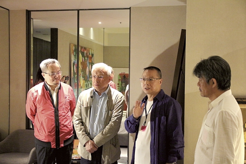 大會總監張學孔（左）聯電集團榮譽董事長曹興誠（中）、藝術家谷敏昭（右）。（FAS提供）