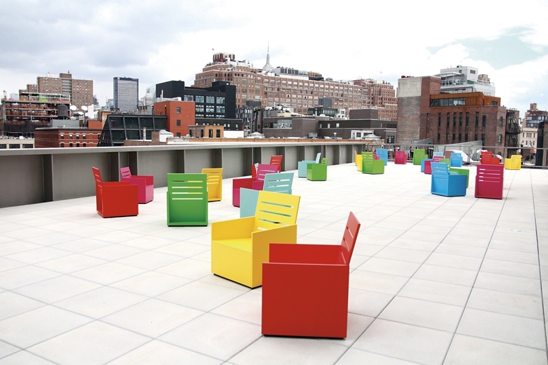 新館最大的戶外空間正展示海爾曼（Mary Heilmann）新作《單色椅》（Monochromatic Chairs, 2015）。（攝影／陳韋晴）