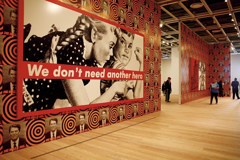五樓展廳主牆面為以政治口號式標語著名的克魯格（Barbara Kruger）1987年《無題（我們不需要另一位英雄）》（Untitled (We Don’t Need Another Hero)）一作佔據。（攝影／陳韋晴）