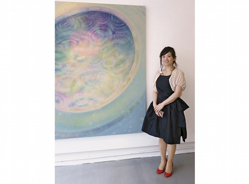 藝術家曾谷朝繪與作品《Circles》合影。