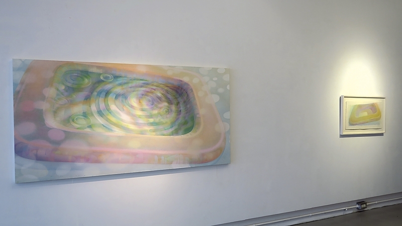 二樓展出藝術家最著名的浴室系列，左為《Circles》、右為《Bathtub》。