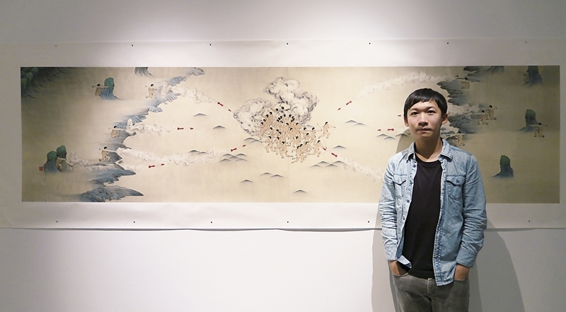 藝術家簡翊洪與作品《秋季河床的戰事》合影。