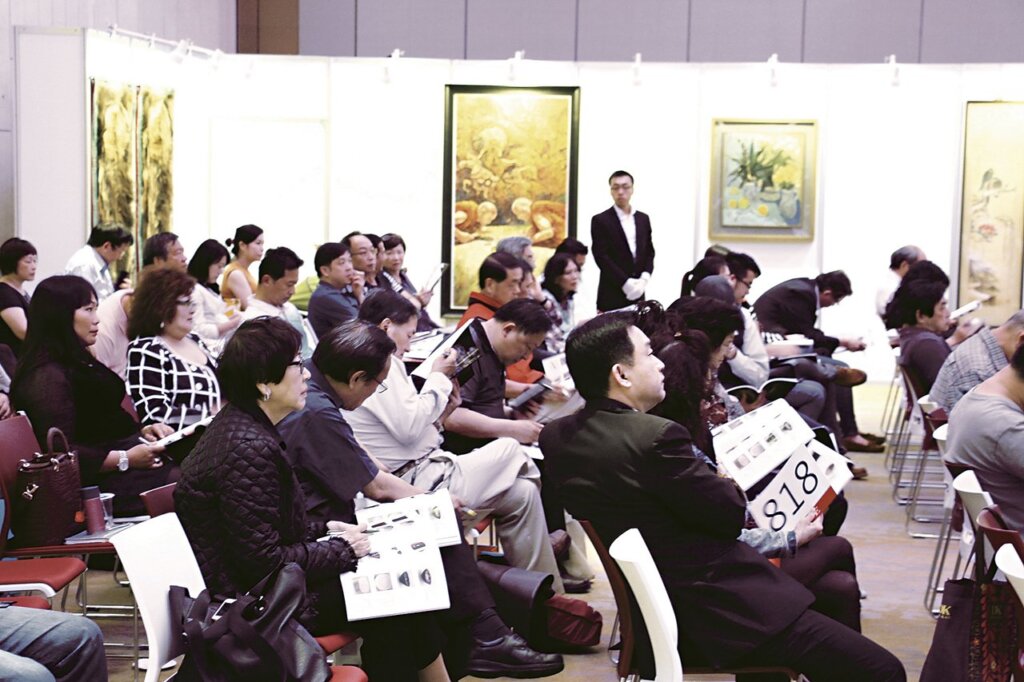 吳昌碩〈壽桃〉，90.5×42.5公分。