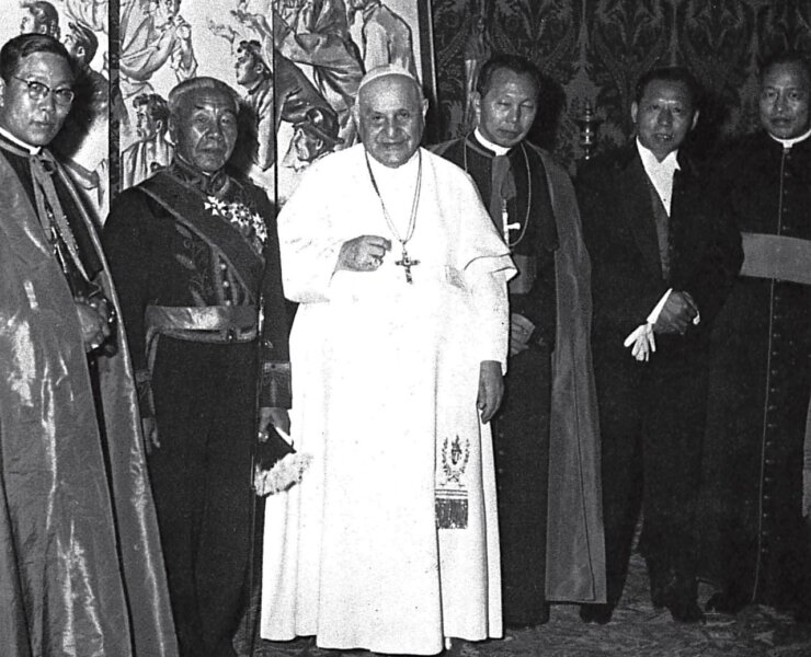 郭明橋（右二）於1961年榮獲梵蒂岡教宗23世封為爵士，頒予騎士勳章，背景為其所繪之〈大陸血淚圖〉。此照攝於1962年。