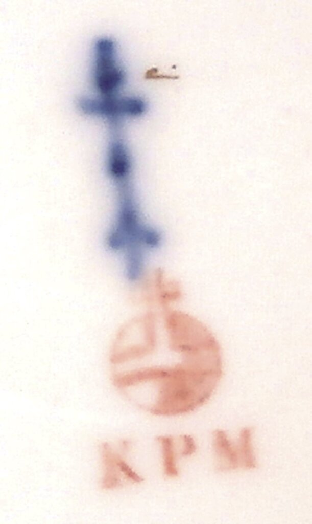 中國人物畫景致（Chinesenszene）鏤空邊飾點心盤，1832年復刻版，硬質瓷器，直徑24.13公分，柏林皇家御窯。© http://www.porcelainbiz.com/，由Matthias Blume提供。