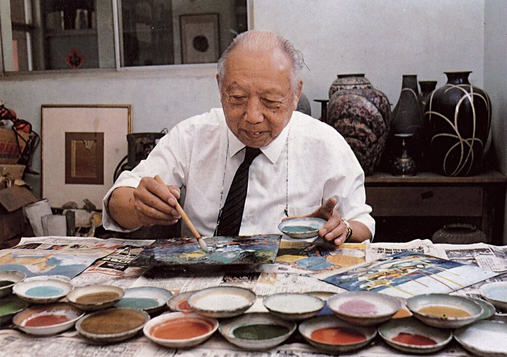 郭明橋1956年作〈由黑暗到光明〉，描述反共歲月，長達138英呎，高81英吋，畫中人物共123位，呼應「一．二三自由日」。