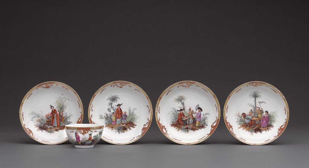 一個茶杯與四個底碟；茶與咖啡兼用的「日本式餐瓷」組，約1770年，硬質瓷器，柏林皇家御窯。©德國慕尼克古董商Röbbig München／Photos：Christian Mitko。