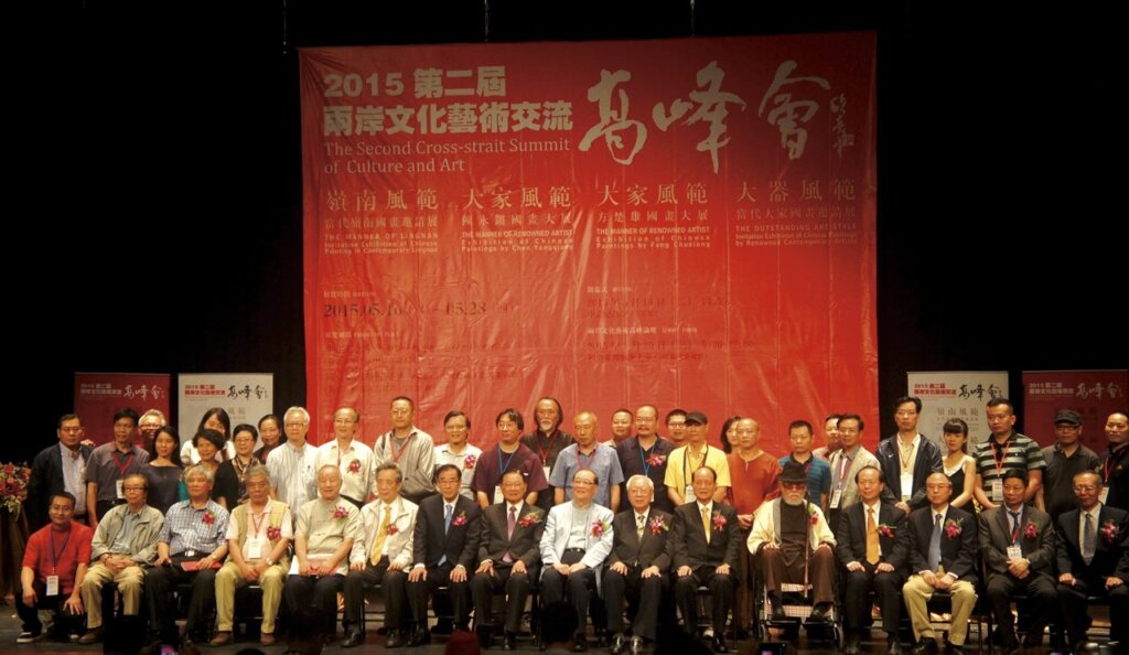 左起台中市市長林佳龍、科博館主任屈慧麗及館長孫維新觀看安和遺址出土人骨。