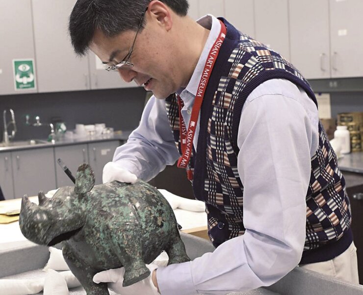 亞博館館長許傑與鎮館之寶〈青銅犀牛尊〉。