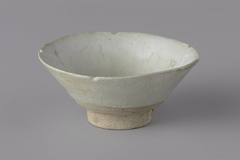 12世紀伊朗附近的陶工模仿北宋〈影青瓷盞〉的作例。