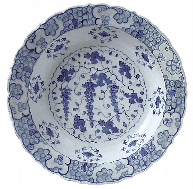 16世紀土耳其伊茲尼克（Iznik）地區模仿永樂〈青花葡萄紋大盤〉所造的葡萄紋大盤。