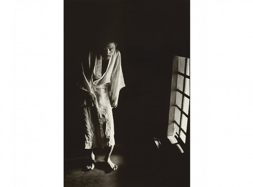 細江英公《鎌鼬 #33》.銀鹽相紙.39.8×27.4 cm.約1965年。圖/香港蘇富比