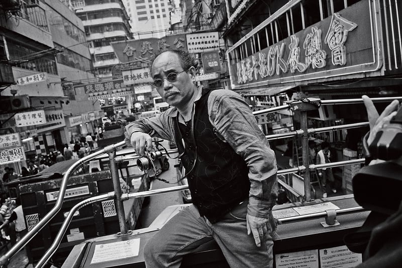 荒木經惟《香港之吻》[HK9001]．鉑金塗相．76.2×111.8 cm．1997。圖/香港蘇富比