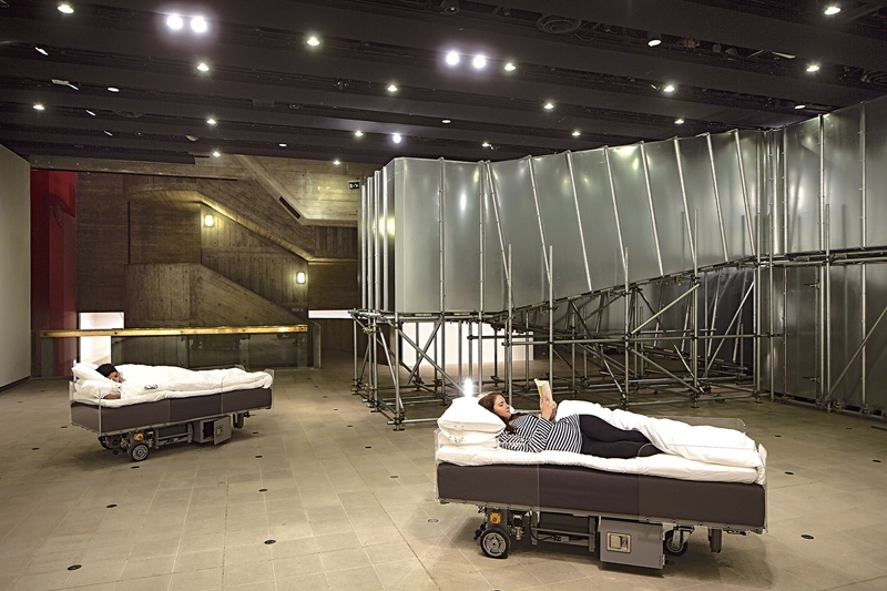 《兩張漫遊的床(灰) 》(Two Roaming Beds (Grey) )與《抉擇走廊》(Decision Corridors)。(攝影/ David Levene)