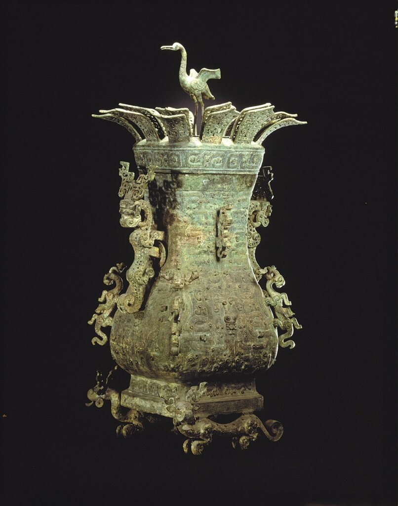 李家樓鄭公大墓出土〈蓮鶴方壺〉，口長30.5公分，寬24.9公分，通高117公分，河南博物院藏。
