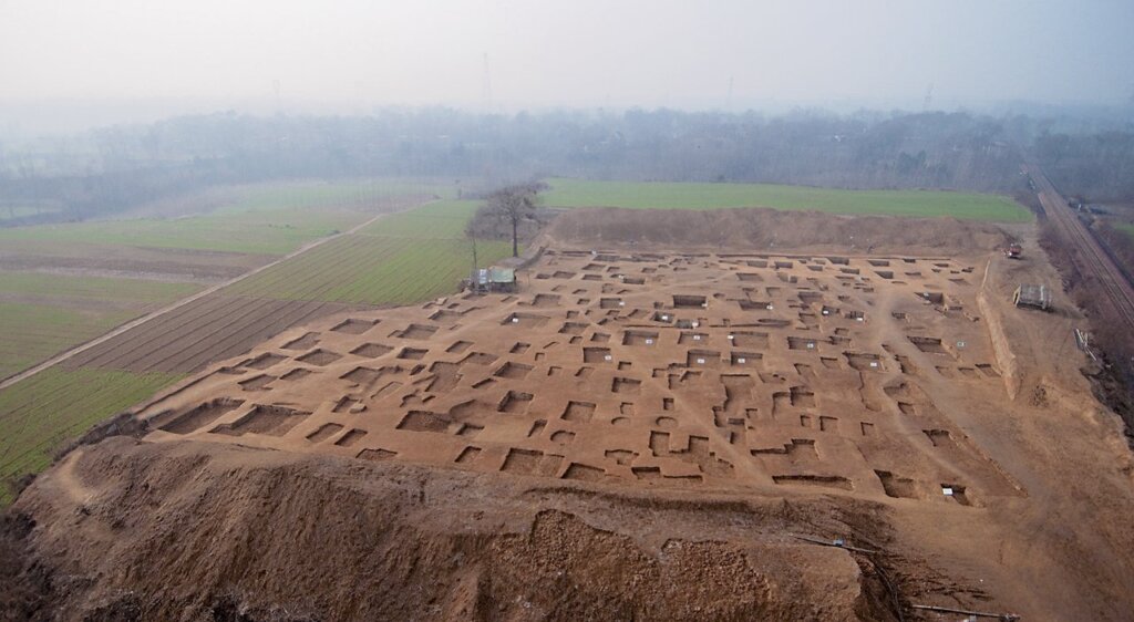 城西北鐵嶺墓地空拍圖。