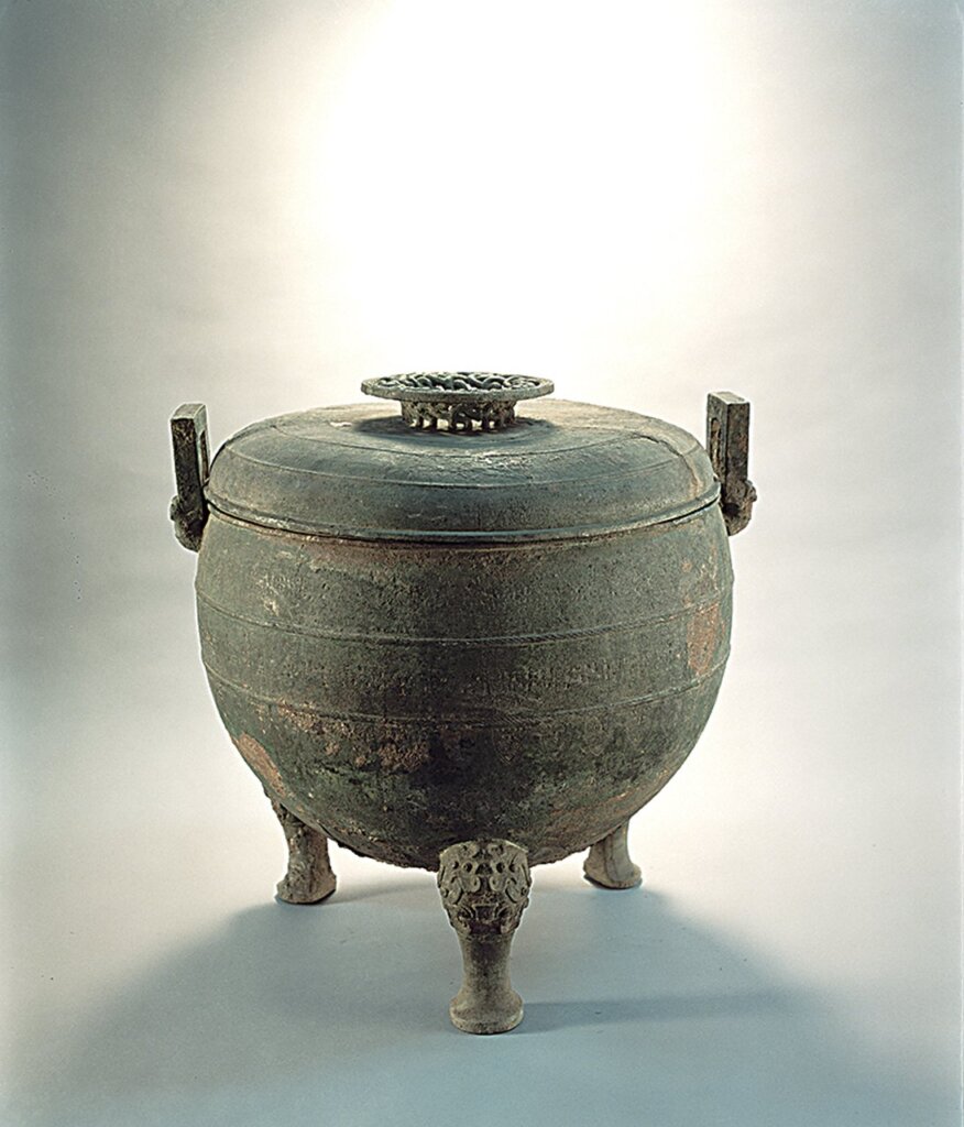 李家樓鄭公大墓出土〈大鑊鼎〉，口徑40.6公分，通高50.5公分，河南博物院藏。