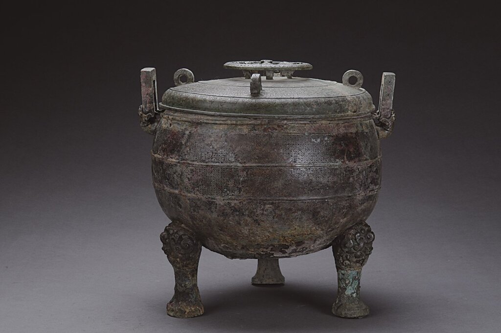 李家樓鄭公大墓出土〈小鑊鼎〉，口徑26.4公分，通高31.4公分，河南博物院藏。