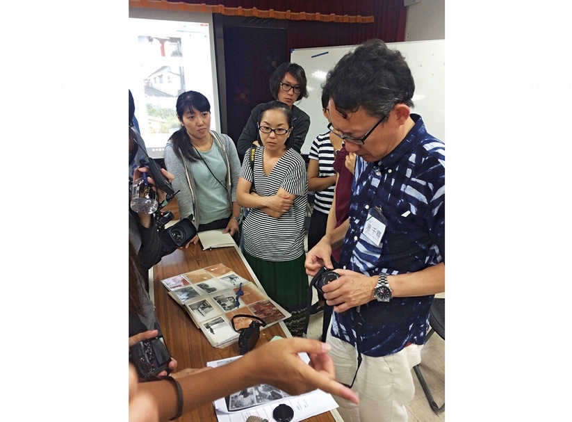 工作坊居民分享老照片。(林牙牙提供)