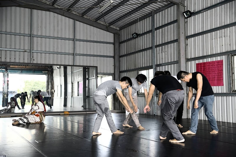 TAI身體劇場「身吟－男歌X女歌」以肢體表達來自生活經驗觀察下的壓迫。