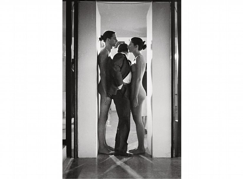 瑪莉娜(Marina Abramović)與烏雷(Ulay)於1977年的作品《無法估量》（Imponderabilia）。(高雄市立美術館提供)