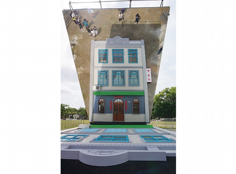 艾力希（Leandro Erlich）在衛武營戶外園區搭建一座取材自高雄建築元素的作品《A House in Kaohsiung我家‧你家》。（攝影／高子衿）