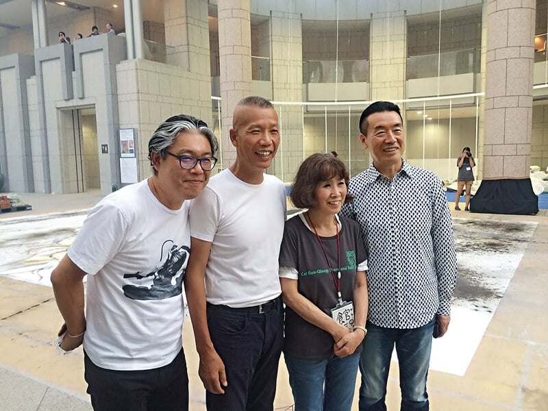 由右至左分別是此次展覽贊助商寺田倉庫的社長中野善壽、橫濱美術館館長逢坂惠理子、藝術家蔡國強和知名收藏家宮津大輔。（宮津大輔提供）