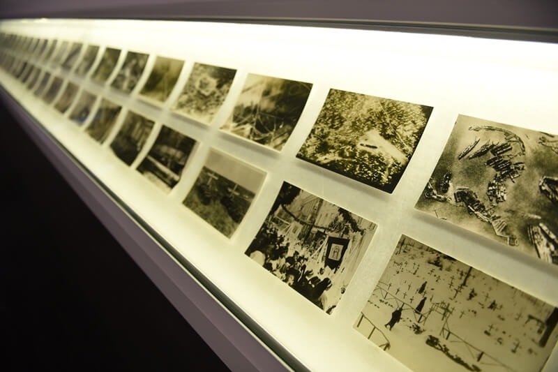 瓦爾堡(Aby Warburg)的《戰爭攝影1914-1918》(Photos de Guerre 1914-1918)展場一景。© London, The Warburg Institute / Georges Didi-Huberman