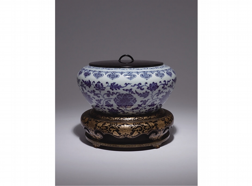 〈青花纏枝寶相花鉢（附黑漆描金寶相花底座）〉，徑25.5公分，連座高22公分。