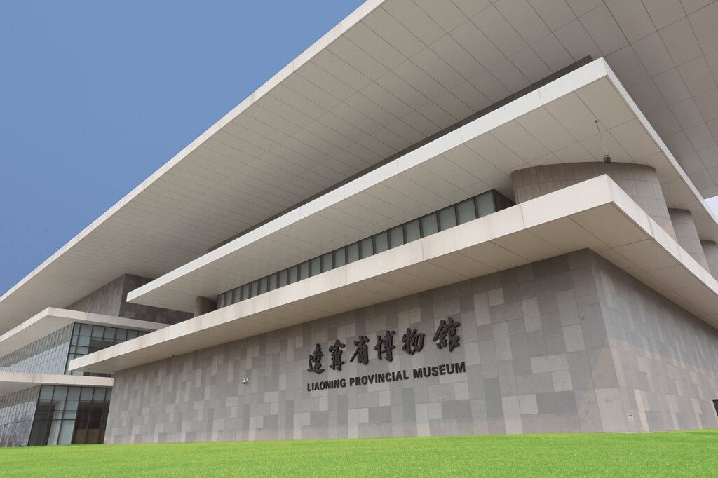 新館序廳正面影壁和兩側各六塊牆體的銅質浮雕（局部），內容以遼寧歷史文化為主題，展現遼河流域的悠久歷史與文明。